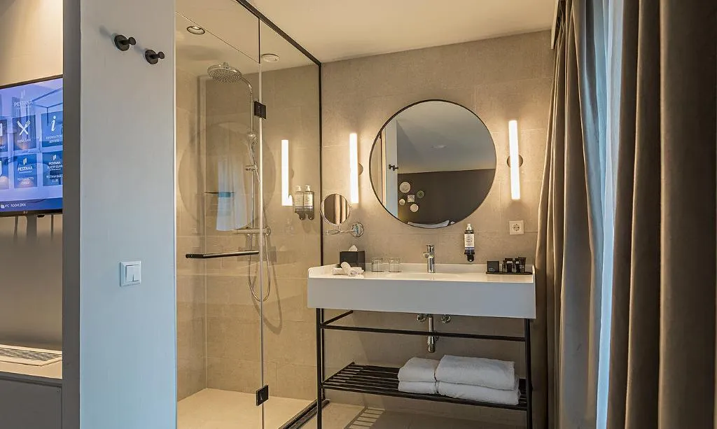 DOUBLE DELUXE Room, Pestana Amsterdam Riverside, Amsterdam