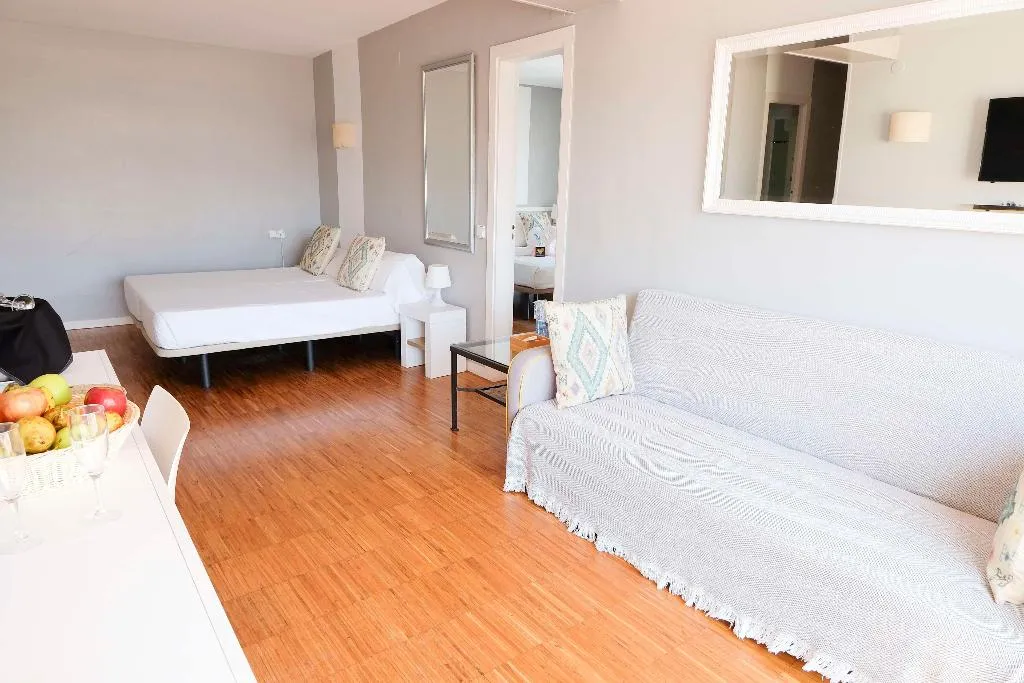 Room, Subur, Costa Brava