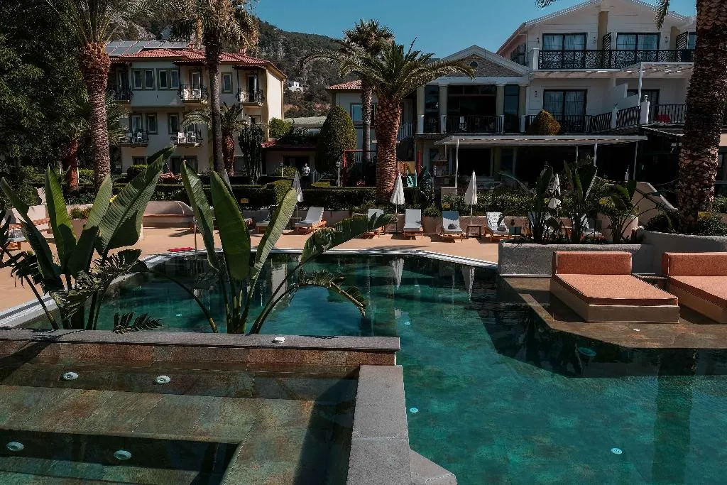 Pool, Karbelsun, Dalaman