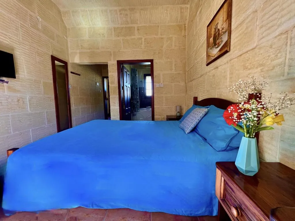 Room, Grotto's Paradise B&B, Gozo