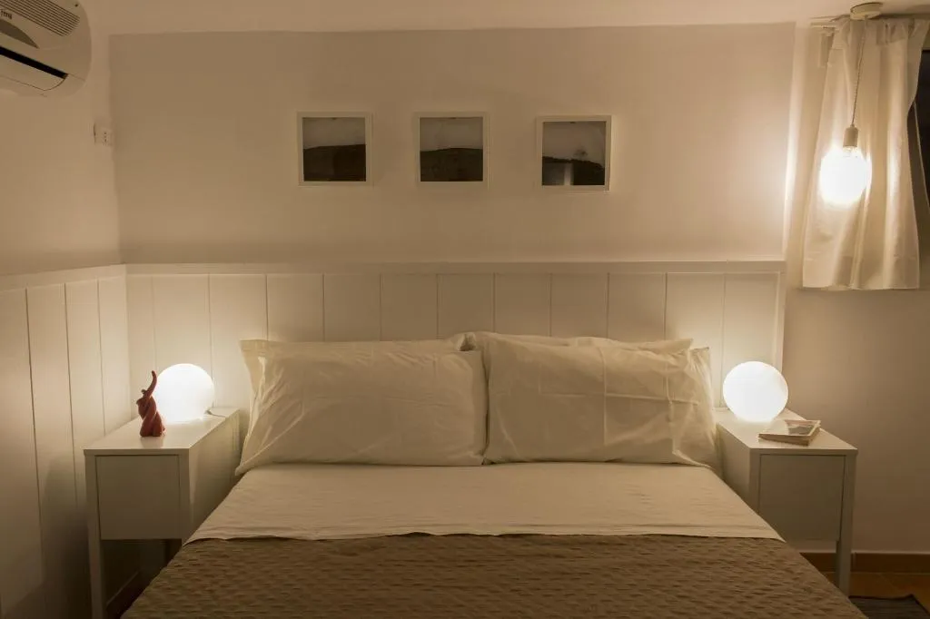 Room, Sui Tetti Di Napoli, Naples