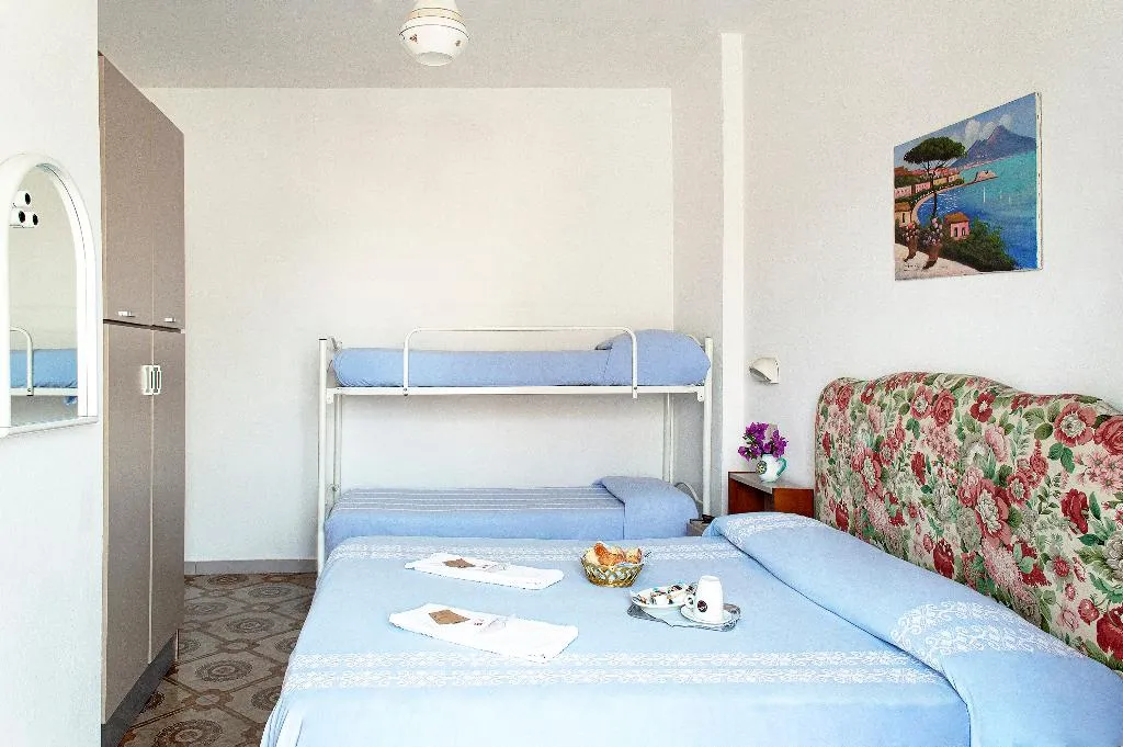 QUADRUPLE STANDARD Room, La Maggioressa, Naples