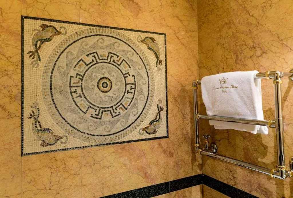 Room, River Chateau, Rome