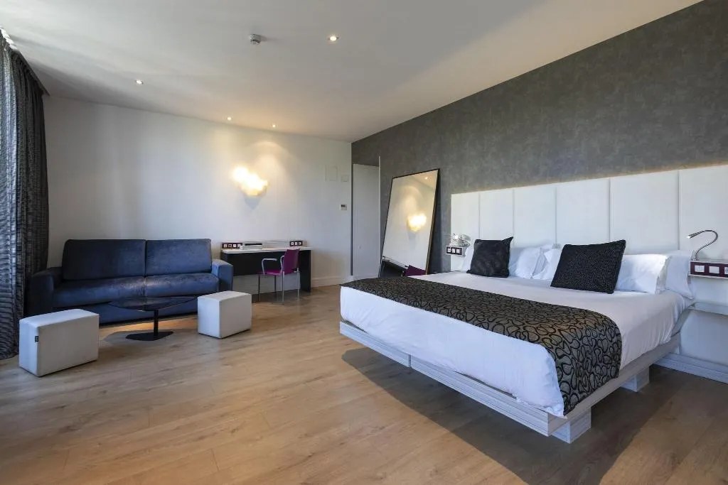 JUNIOR SUITE CITY VIEW Room, Petit Palace Santa Barbara, Madrid