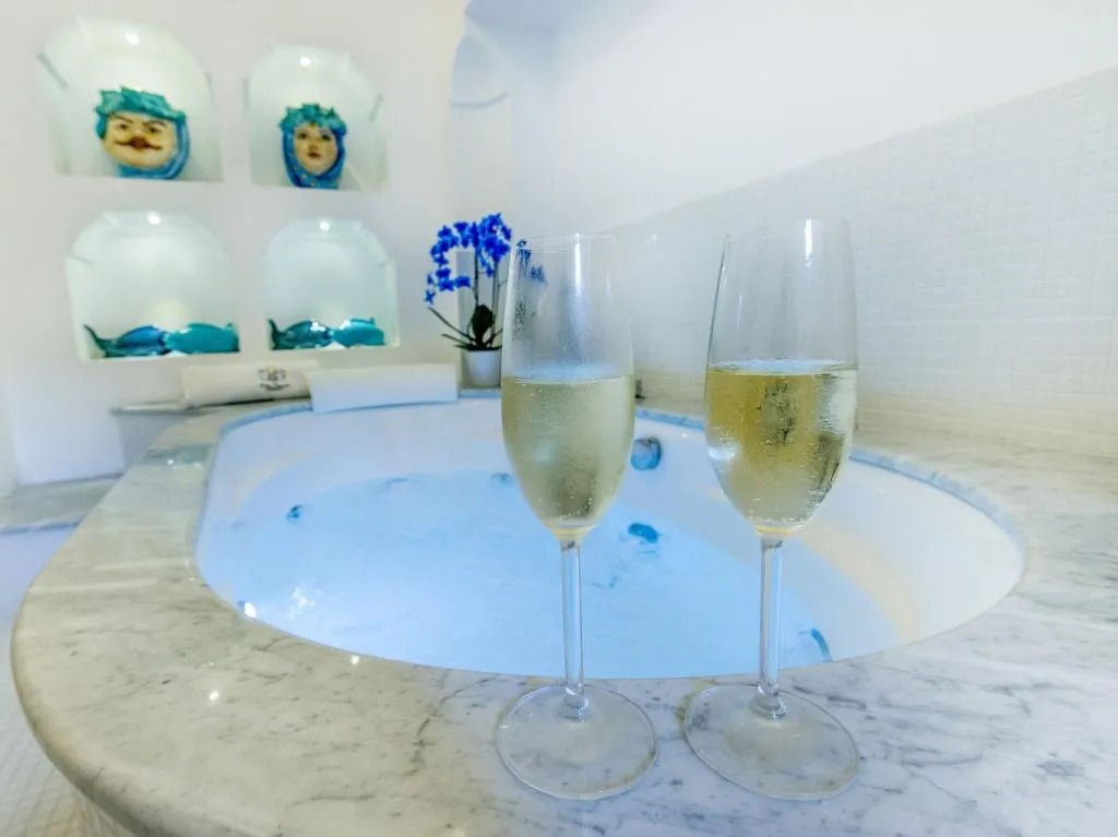 DOUBLE DELUXE WITH JACUZZI Room, Relais Correale Rooms&Garden, Naples