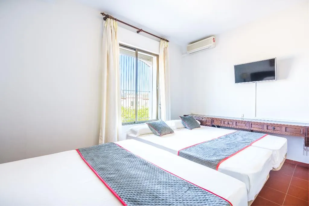 FAMILY ROOM STANDARD Room, Hotel Las Cumbres, Andalucia