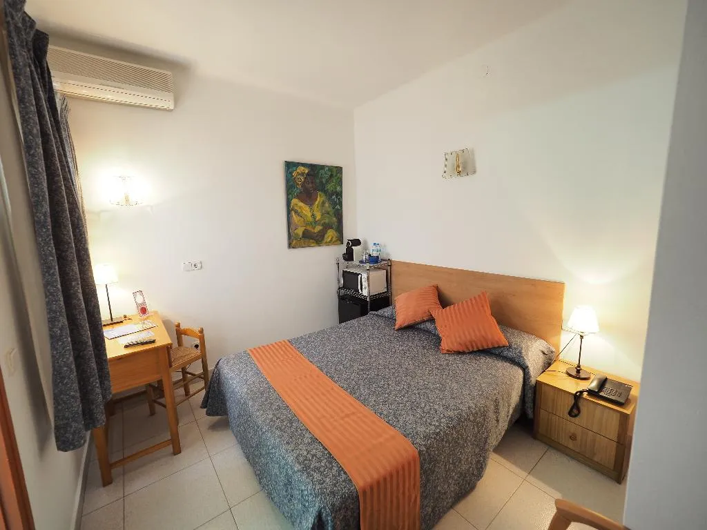 DOUBLE SINGLE USE ONE BED Room, Montserrat, Costa Brava