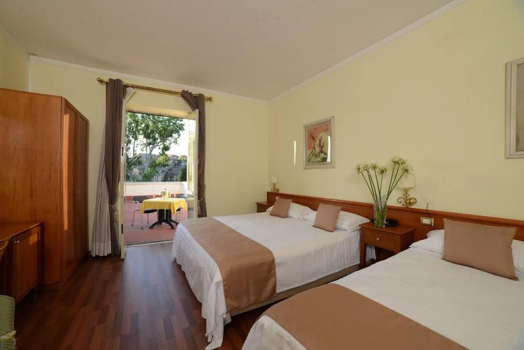 Room, Hotel Vittoria, Naples