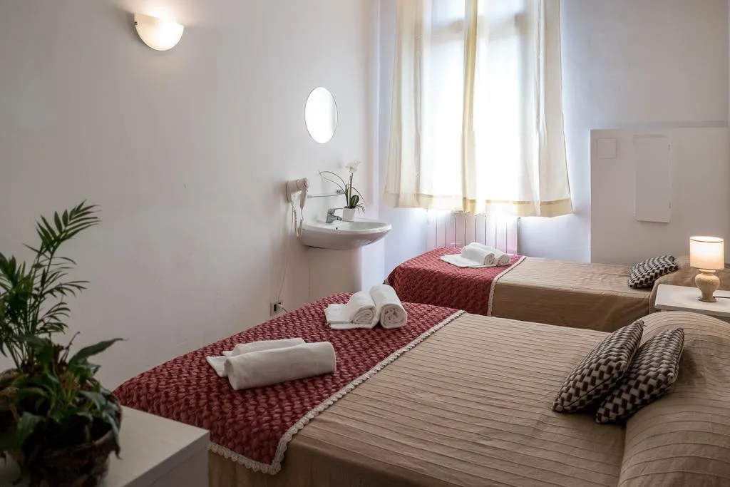 TRIPLE ECONOMY WITH SHARED BATHROOM Room, Backpackers house venice, Venice