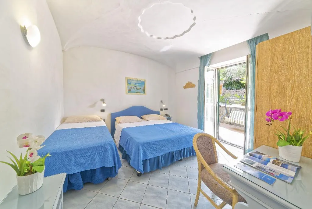 FAMILY ROOM STANDARD Room, Punta Imperatore, Naples