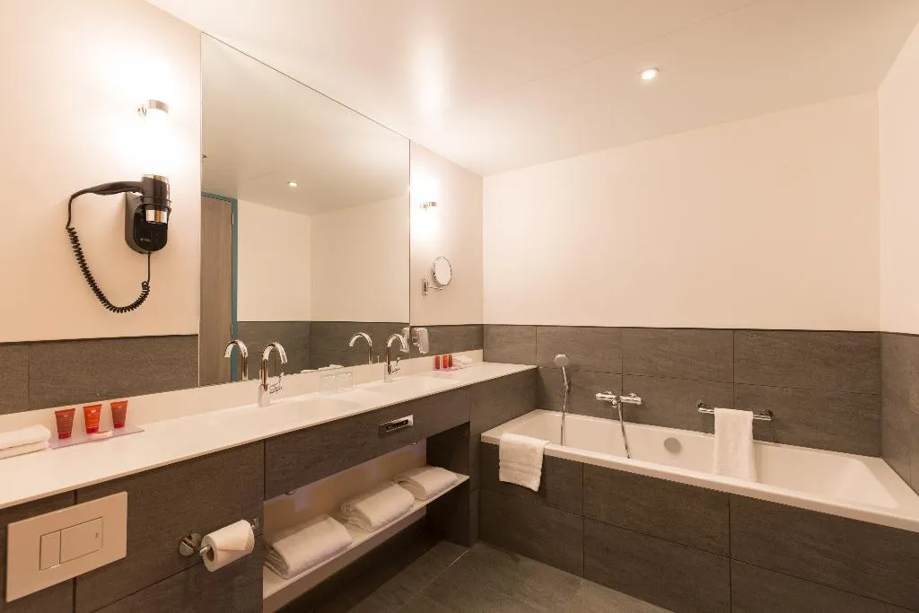DOUBLE EXECUTIVE KING BED Room, Leonardo Hotel Amsterdam Rembrandtpark, Amsterdam