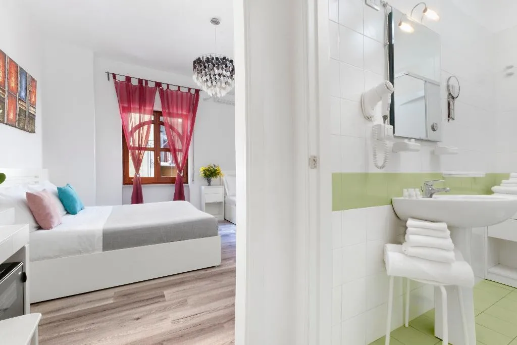 QUADRUPLE CLASSIC Room, Hotel Herculaneum, Naples