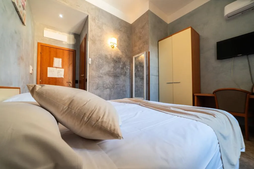 DOUBLE STANDARD Room, Angelica, Florence