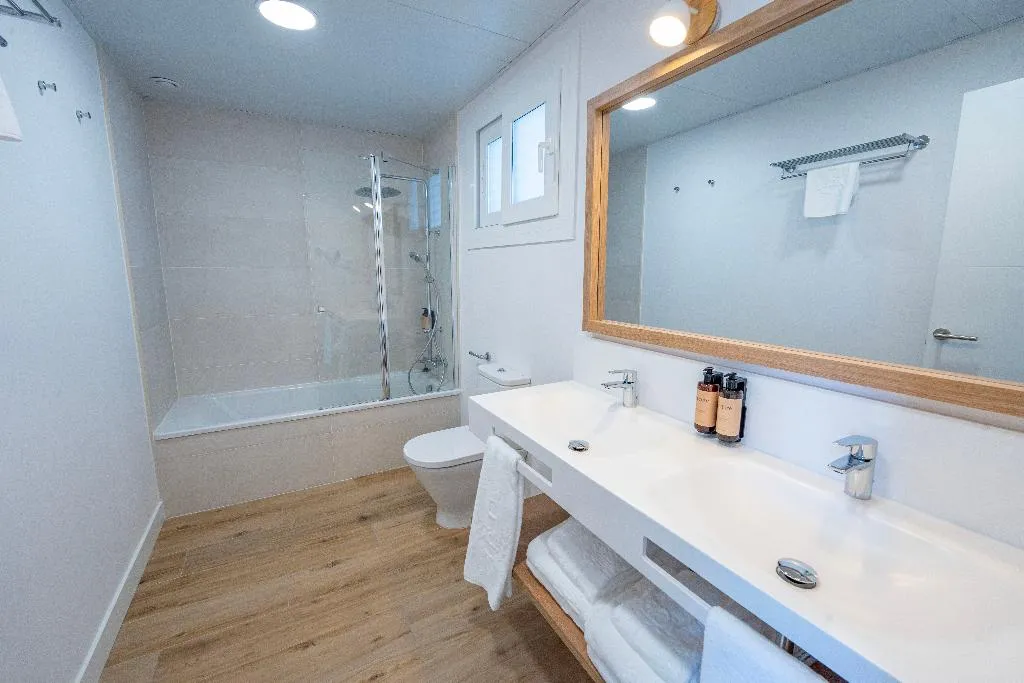 APARTMENT CAPACITY 8 THREE BEDROOMS Room, Punta Candor Suites, Costa De La Luz