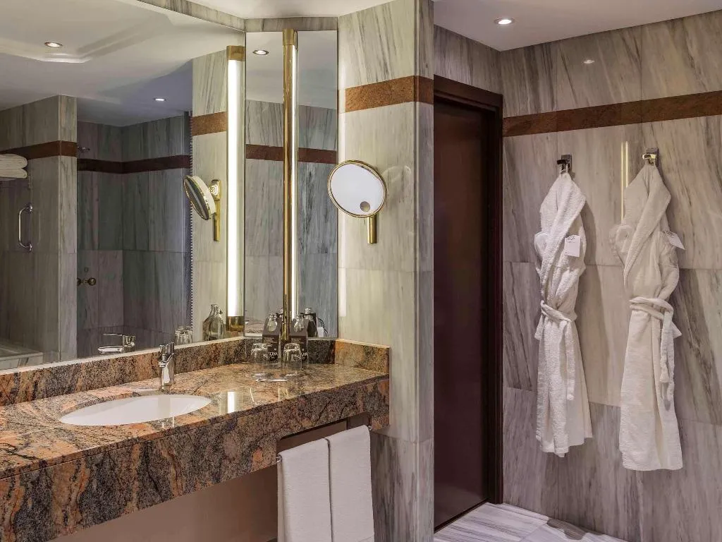 SUITE DELUXE KING BED Room, Pullman Madrid Airport Feria, Madrid