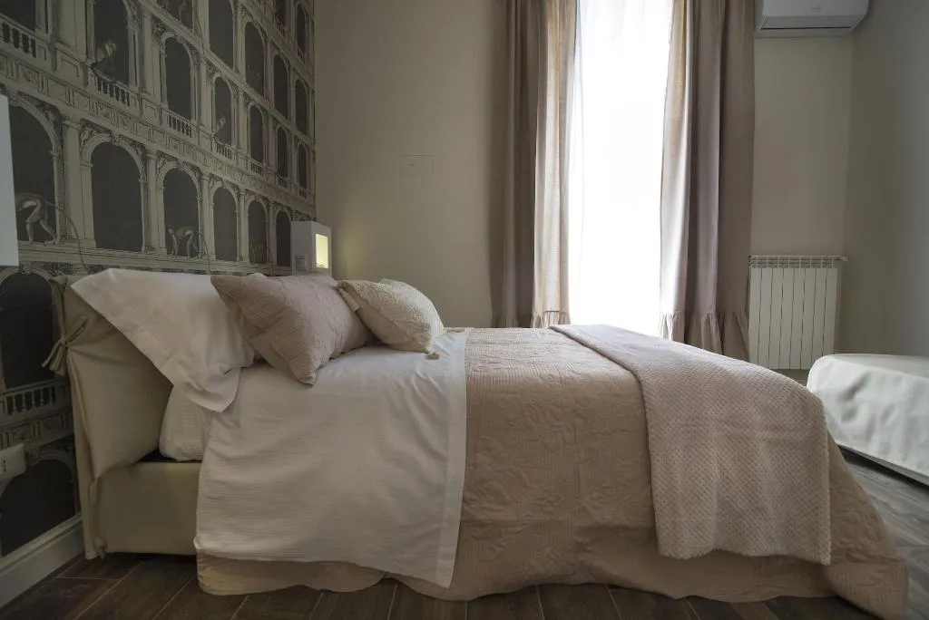 Room, Domus Deorum Deluxe, Naples