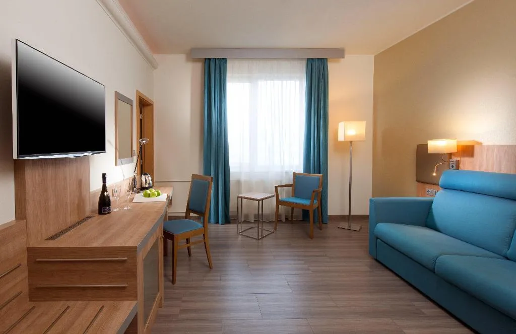 SUITE KING SIZE BED Room, Holiday Inn Prague Congress Centre, Prague