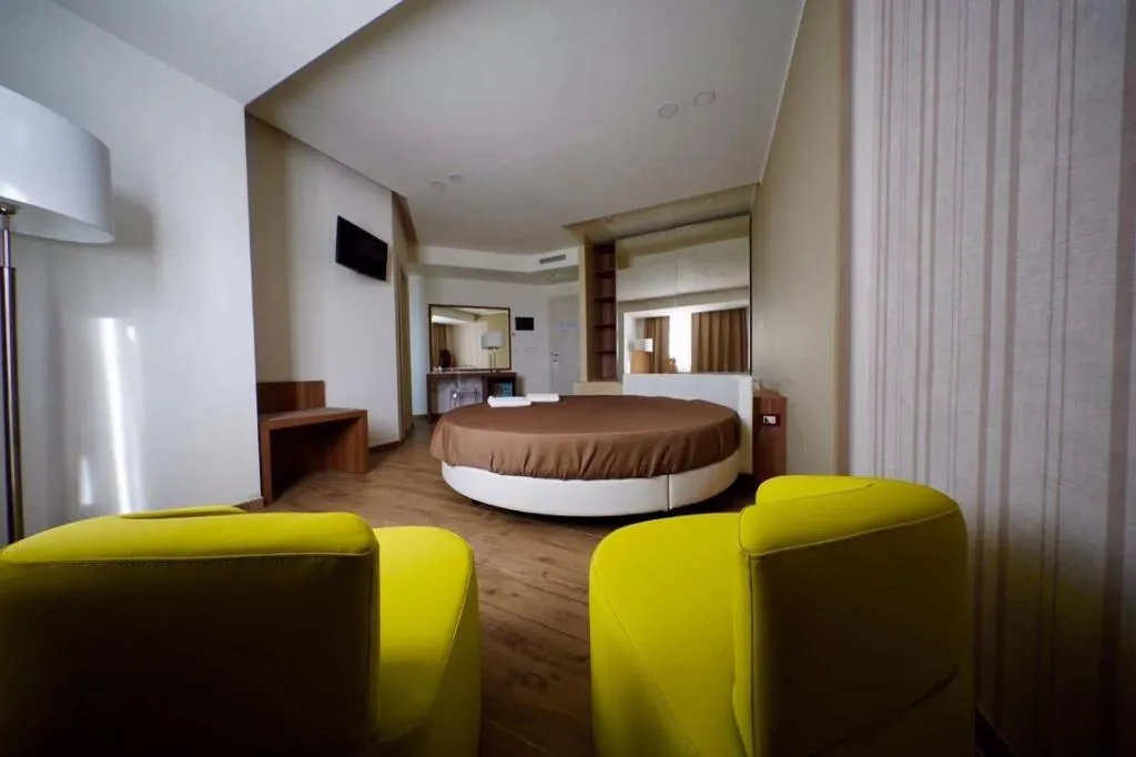 Room, Grand Hotel Del Lago, Palermo