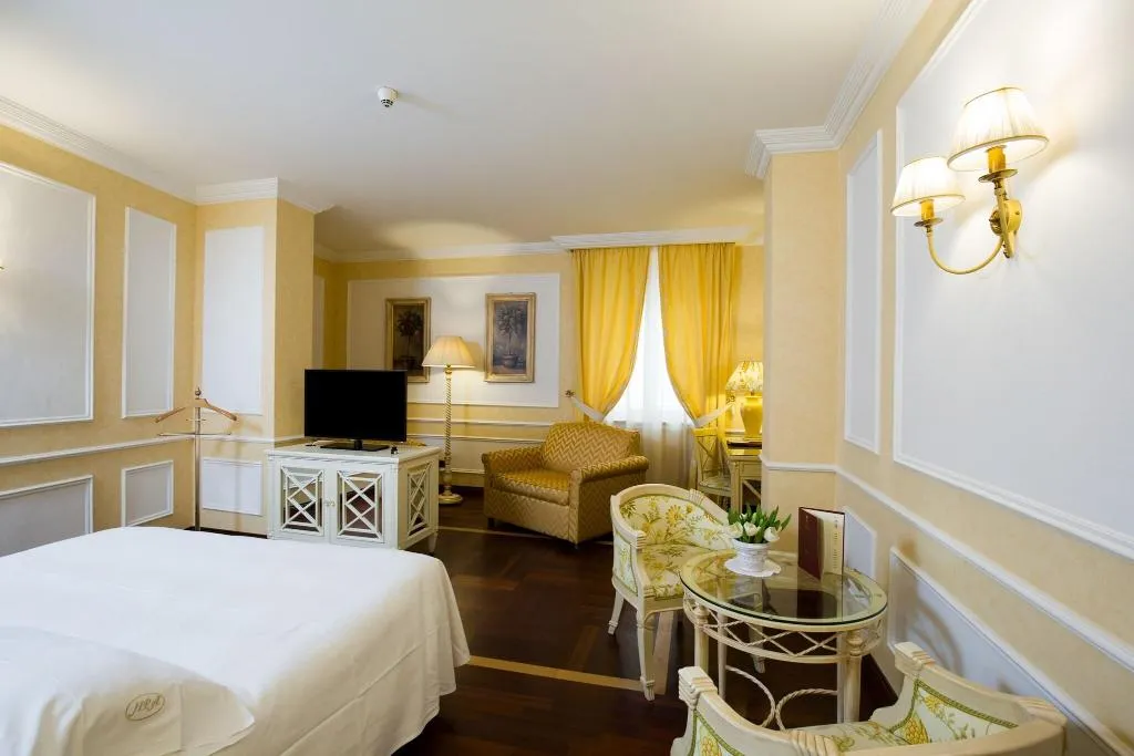 DOUBLE QUEEN SIZE BED Room, Palazzo Alabardieri, Naples