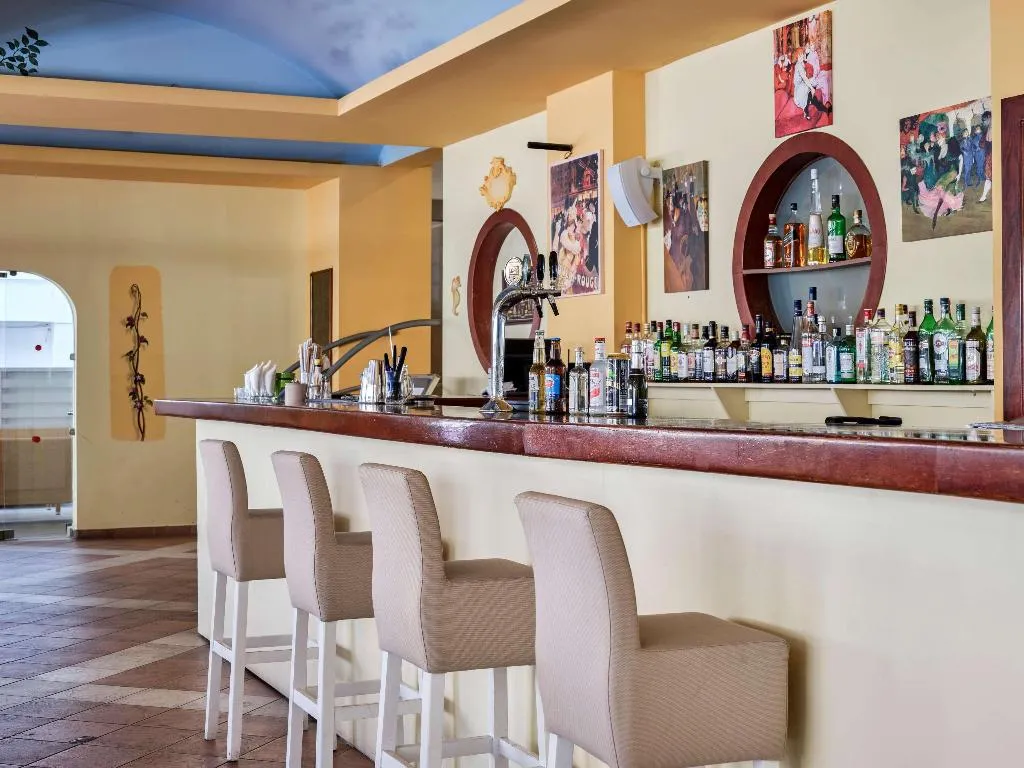 Bar, Pearl, Rhodes