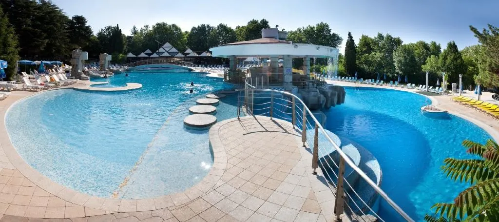Pool, Magnolia, Varna