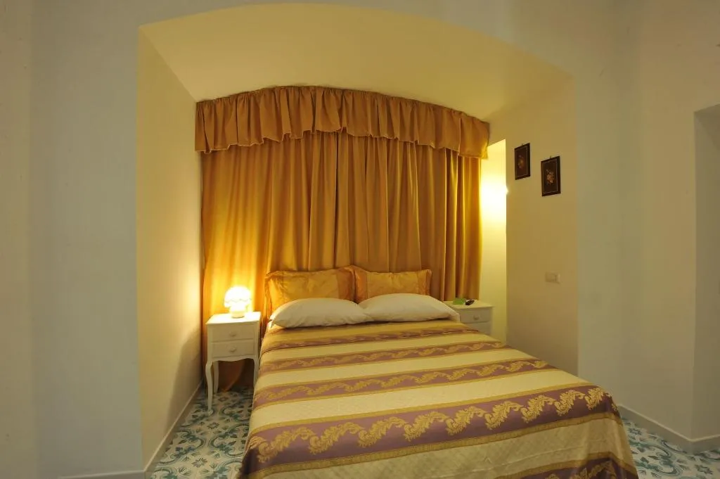Room, Surriento Suites, Naples