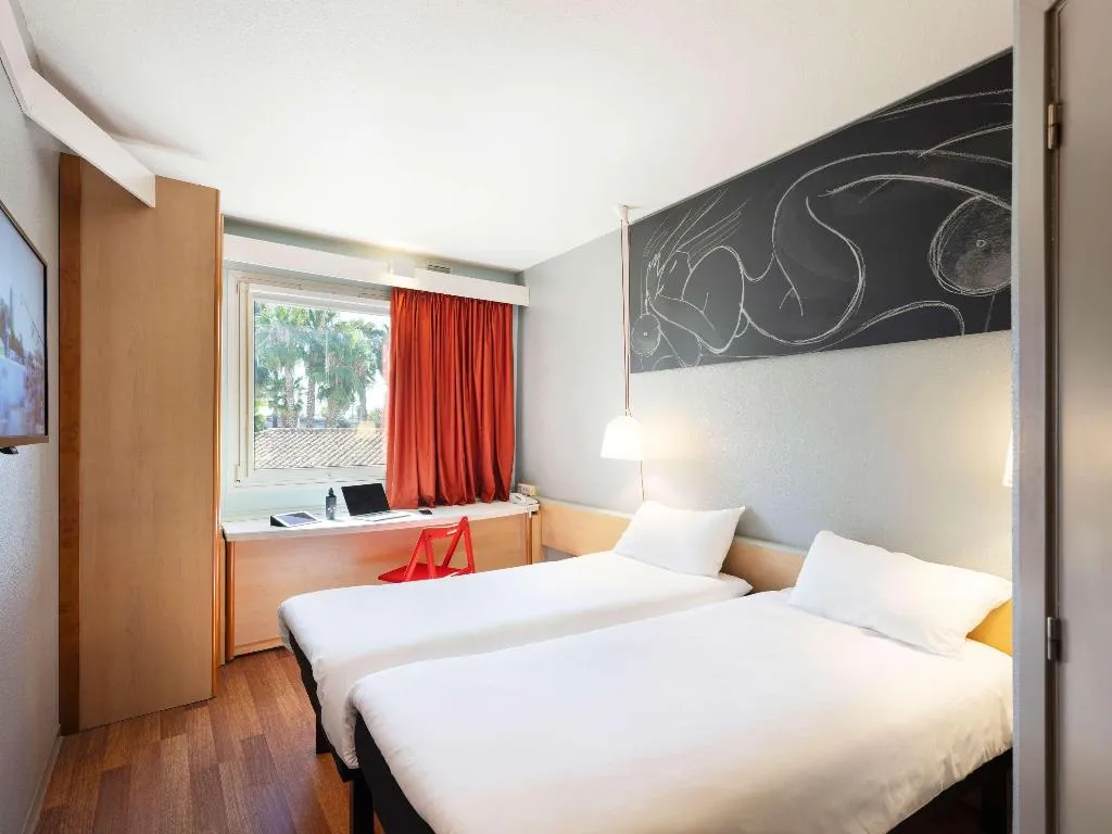 TWIN STANDARD Room, Ibis Sevilla, Seville
