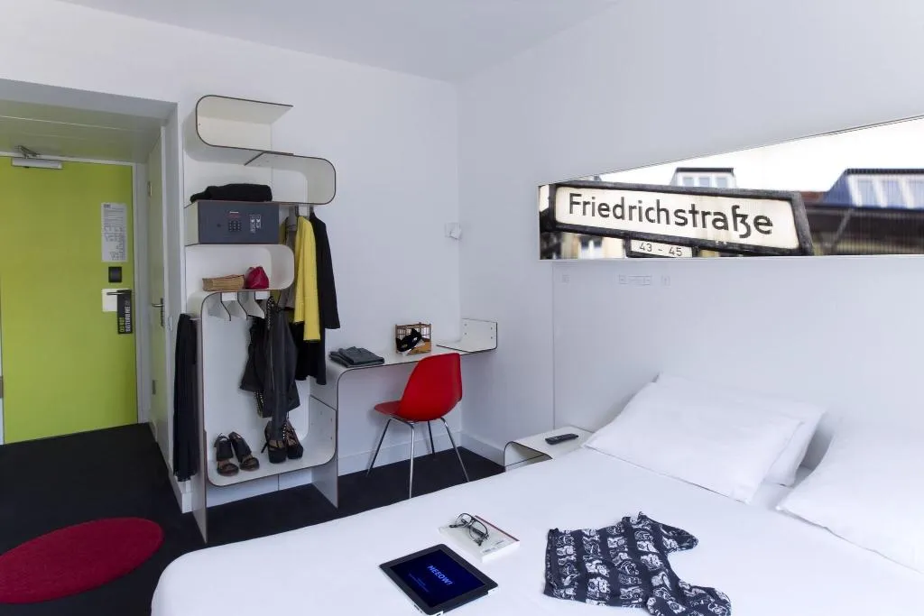 DOUBLE SINGLE USE STANDARD Room, Gat Point Charlie, Berlin