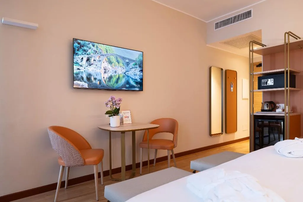 DOUBLE SUPERIOR Room, Hotel Raffaello, Milan