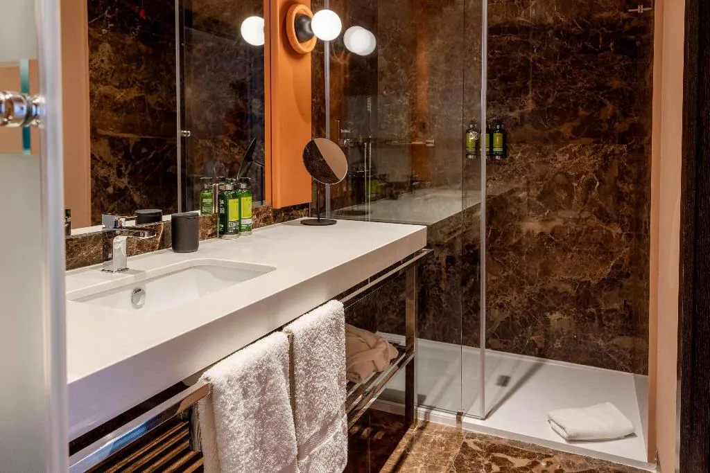 Double or Twin GUEST ROOM QUEEN BED Room, Cenica Porto Hotel, Curio Collection By Hilton, Porto