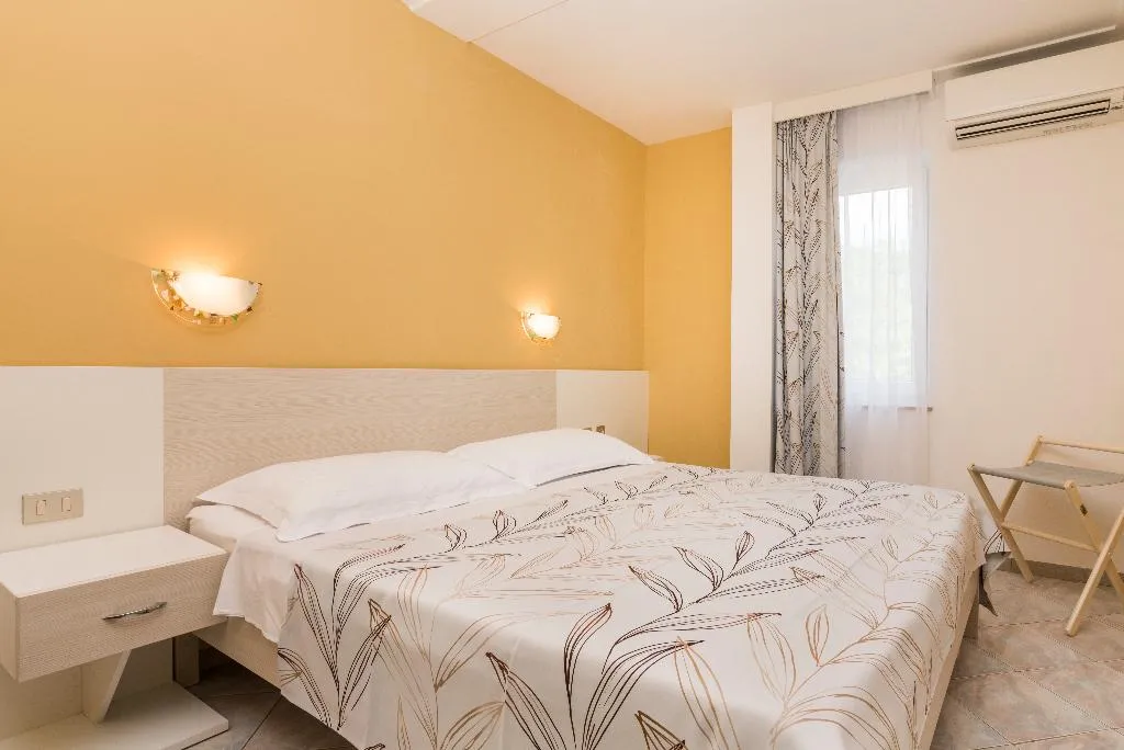 APARTMENT CAPACITY 4 Room, Apartments Amfora Plava Laguna, Istria