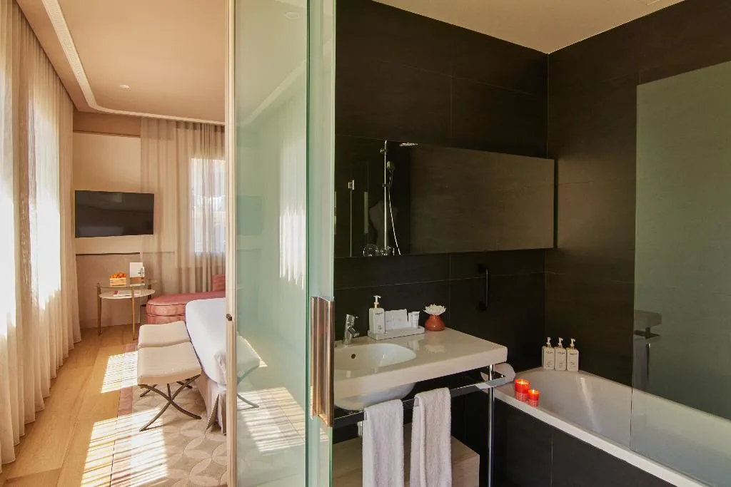 DOUBLE DELUXE WITH VIEWS Room, Grand Hotel Central, Barcelona