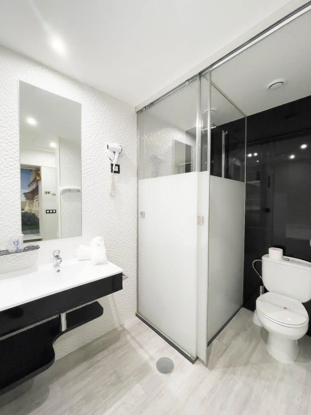 DOUBLE STANDARD Room, Avenida de España, Madrid