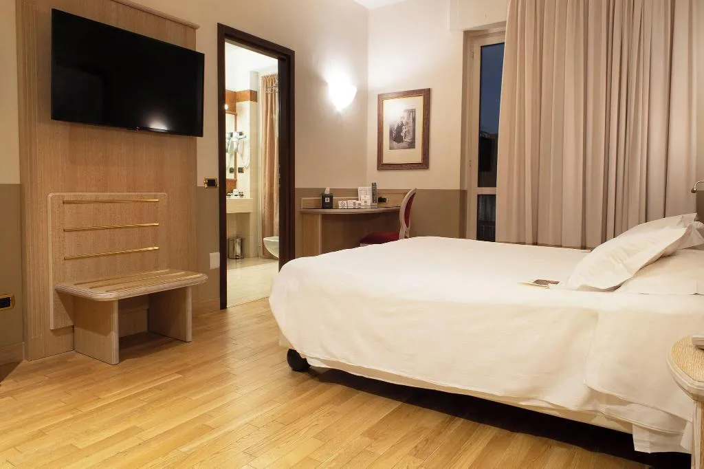 Room, Santa Barbara, Milan