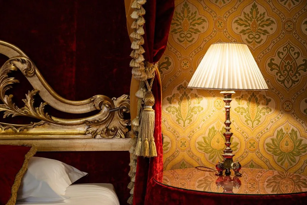 JUNIOR SUITE CANAL VIEW Room, Palazzo Paruta, Venice