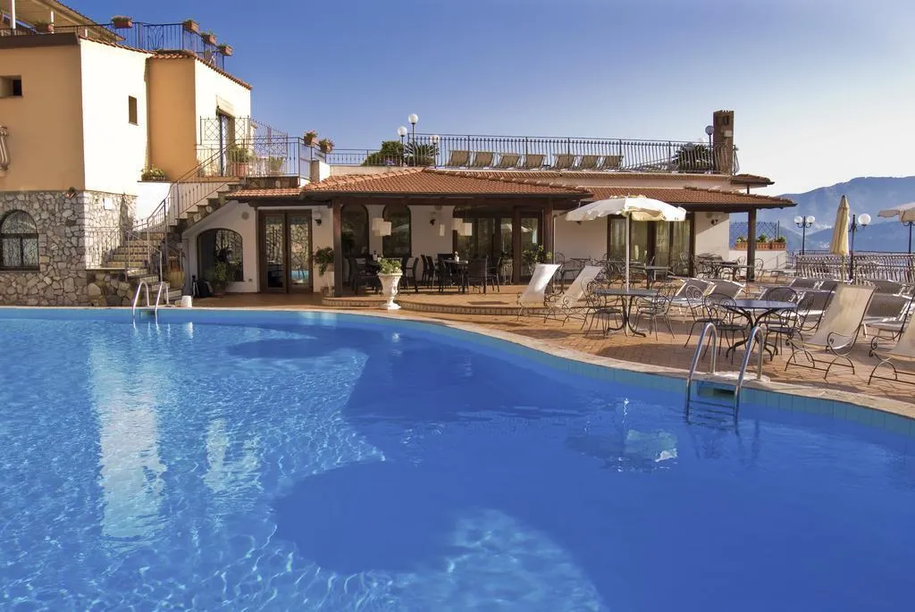 Pool, La Vue D'Or, Naples