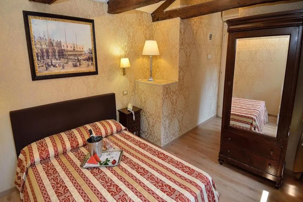 Room, Residenza Goldoni, Venice