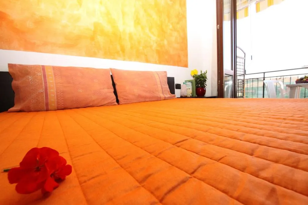 Room, Moonrose, Milan