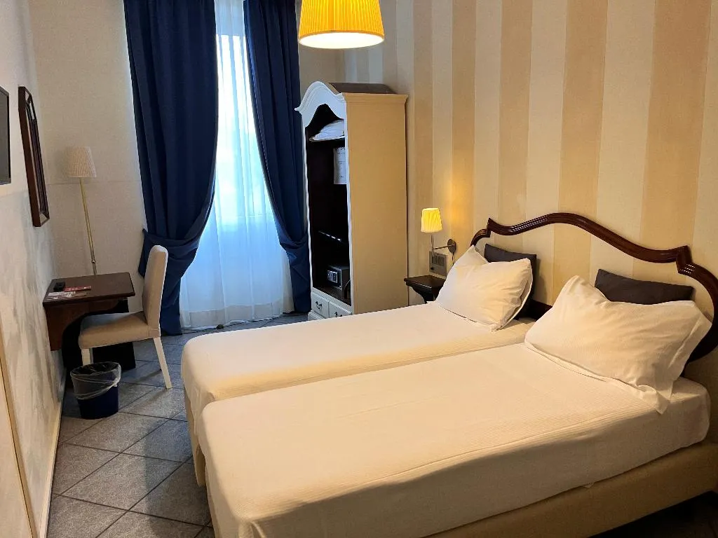 TWIN STANDARD Room, Goldoni, Florence