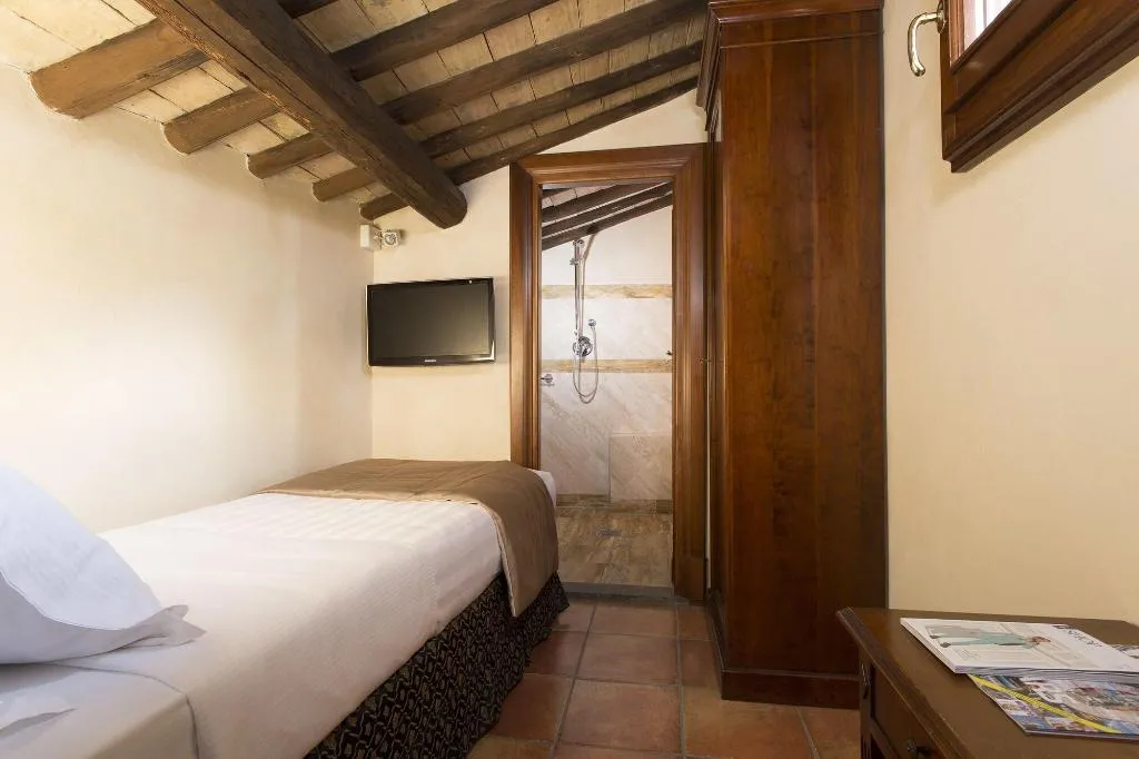 Room, Teatro Pace 33, Rome