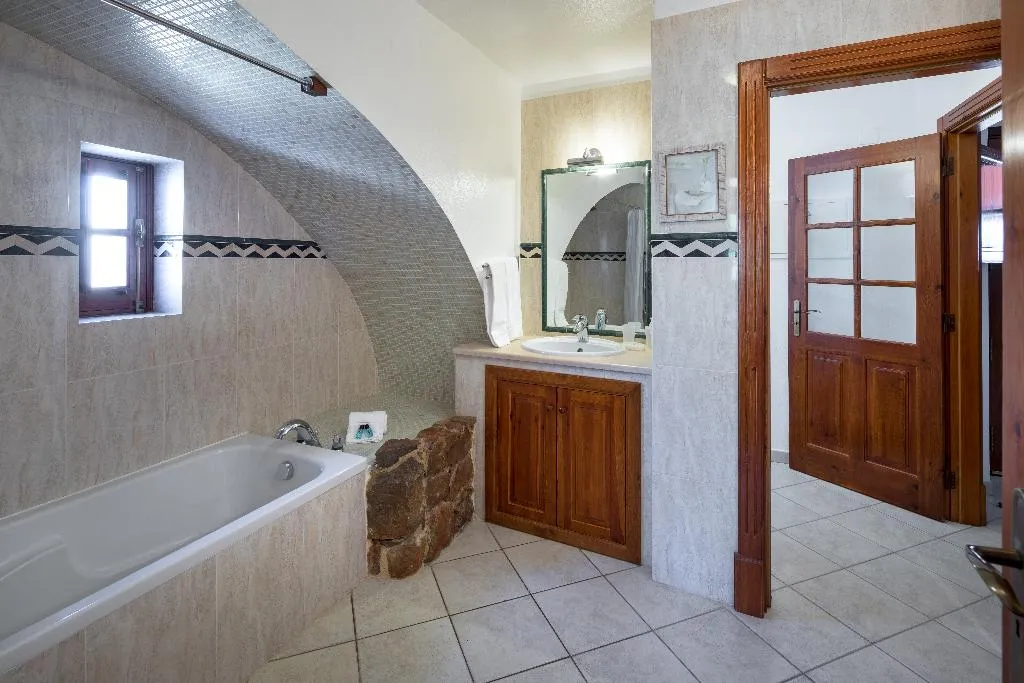 VILLA THREE BEDROOMS Room, Shantivillas, Algarve