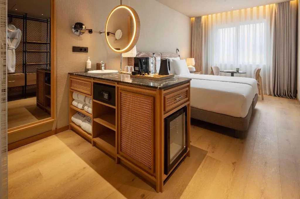 Room, Evolution Valbom, Lisbon