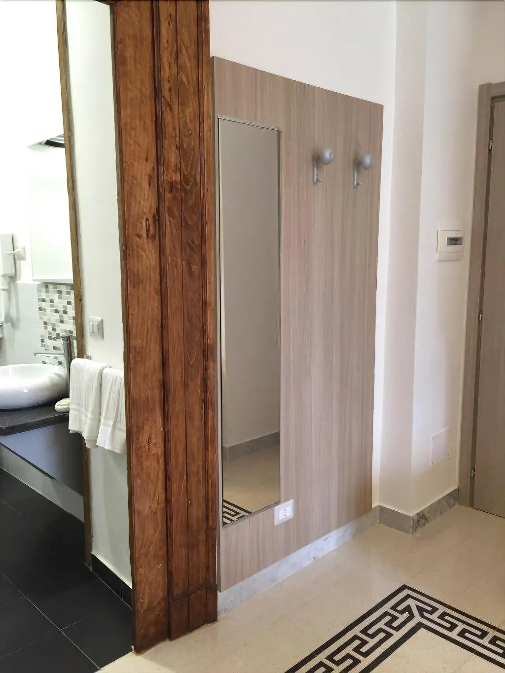 Room, B&B Napolimilionaria, Naples