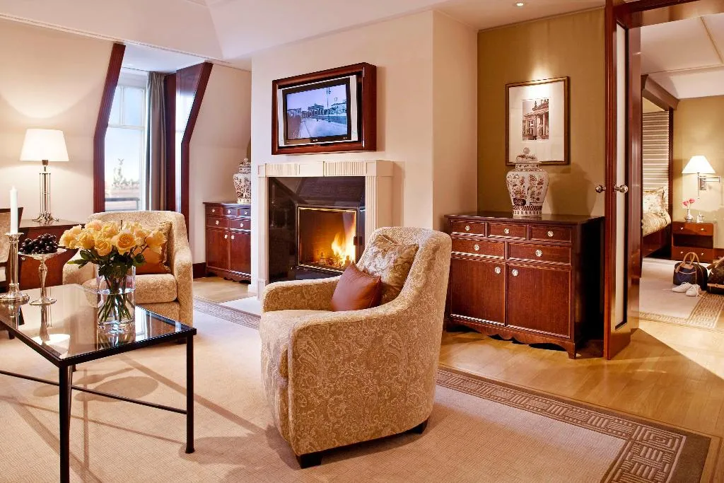 SUITE WITH VIEWS Room, Adlon Kempinski Berlin, Berlin