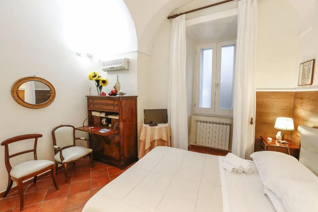 Room, Home Marty, Naples