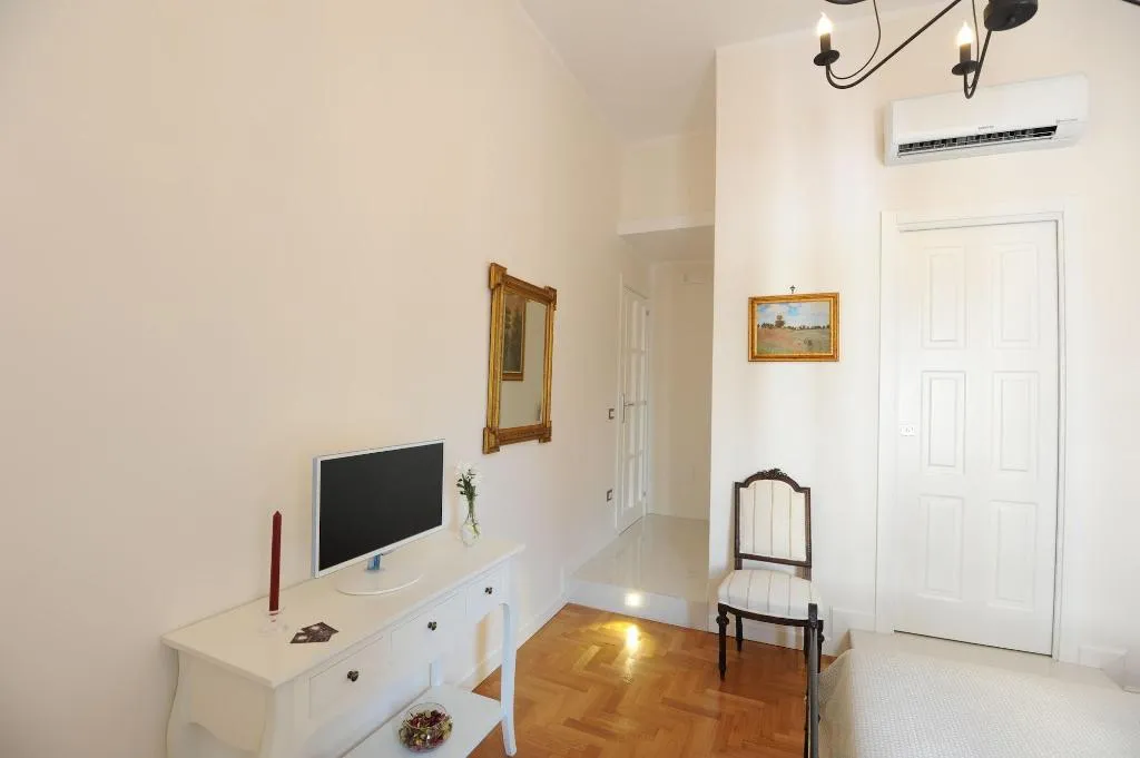 Room, Residenza Borbonica, Naples
