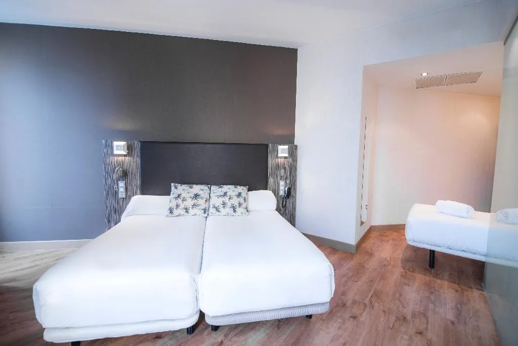 TRIPLE STANDARD Room, Petit Palace Santa Cruz, Seville