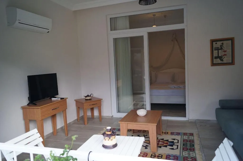 Room, Grandma's Garden, Dalaman