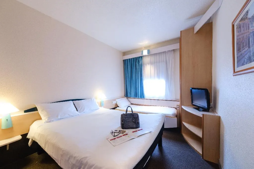 DOUBLE SUPERIOR WITH DOUBLE BED Room, ibis Madrid Alcorcon Tresaguas, Madrid