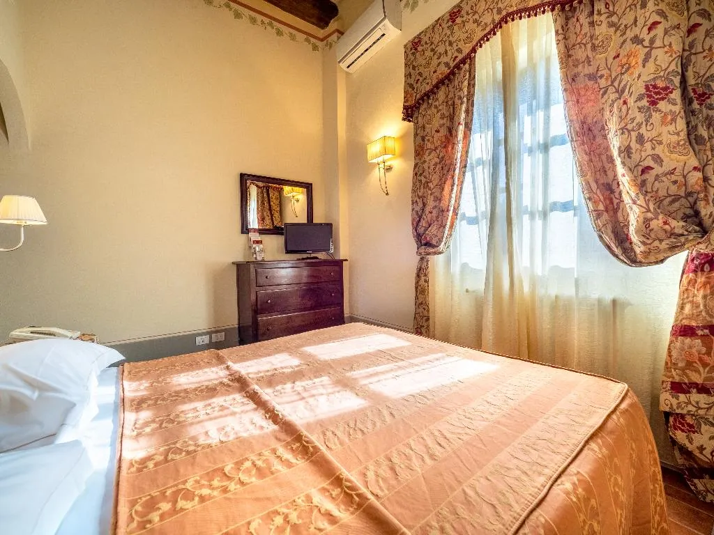 DOUBLE CLASSIC QUEEN BED Room, Villa Borgo San Pietro, Perugia